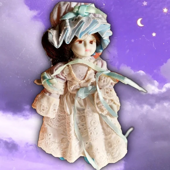 Beautiful Cottage 80s Vintage Porcelain Doll - Picture 1 of 9